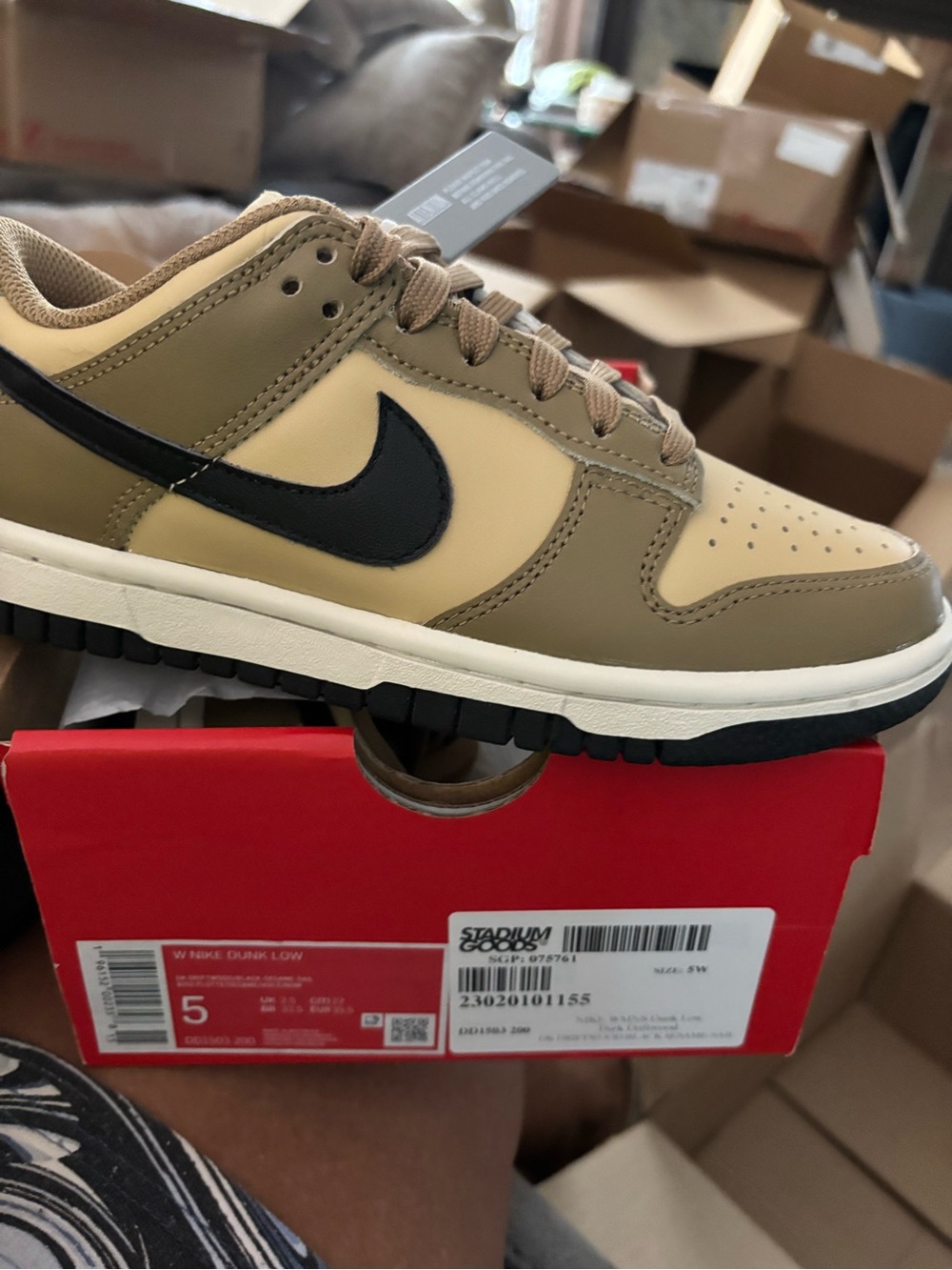 Nike Low-Top Dunks Sneaker in Tan, Olive & Black kids or women 5 - Picture 5 of 5